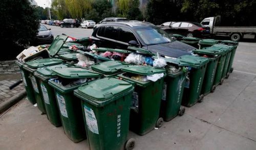 汽車被垃圾桶包圍是被惡搞還是得罪人了？