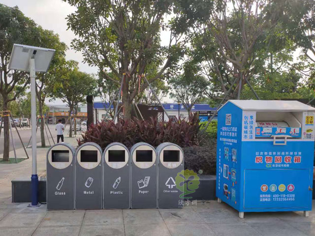 新款多分類果皮箱垃圾分類收集容器太陽能供電，智能滿溢功能通過平臺遠程終端提醒