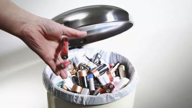 有害垃圾危害大,請投有害垃圾桶集中處置