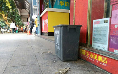 垃圾桶當足球踢?!城區(qū)大半年累計丟近千個垃圾桶